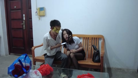 《案发现场》 可怜的母女两被歹徒入室双人捆绑在椅子上用刀伤害女儿威胁母亲！丝袜塞嘴胶带封嘴丝袜塑料袋... 第5张