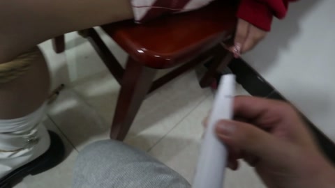 【荷仙素人实记】椅子缚捆绑玩素人女生2号 丰满型格点裙子白靴女孩，鞭打与震和电击游戏（委屈与 快感交... 第5张