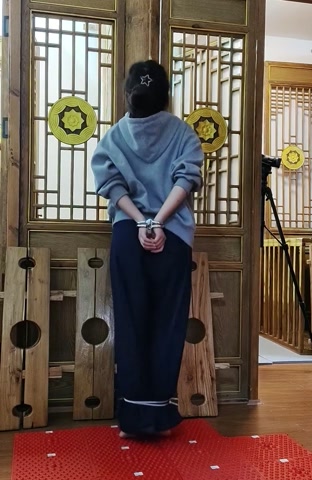 两个女生QQ铐任务，女生带两个QQ铐蒙眼走指压板，找钥匙游戏 第5张