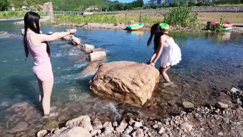 伊伊和初一主演，高跟鞋，美腿，玉足，互相戏水玩耍，漂亮的美女被戴上手铐脚镣光脚在水里玩耍，与大自然美... 第5张