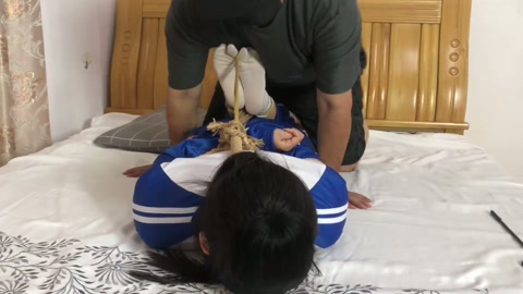 佳怡不遵守校规的下场 被教导主任驷马欺负之后不得不老老实实 第5张
