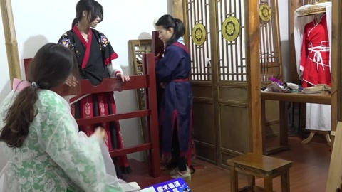 几个大学生古装断案抓捕审讯刑具，老虎凳挠痒痒，捆绑斩 第5张