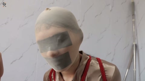 危情实录绑架秘书  王秘书与闺蜜在家中遭到绑架，两人被放置在卫生间内。绑匪将两人分开捆绑，黑色胶带封... 第5张