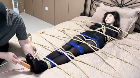 变成蜡像的女人彘 模特七七 全身紧缚完全不动不了 (真实窒息濒死) 电击项圈 丝袜堵嘴 丝袜全包 蜡... 第5张