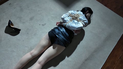 定拍白领魏灿驷马口球 魏灿先被日式、跪坐戴红色口球捆绑放置，双腿分别被折叠捆绑，累了后跪爬在地，鞋子... 第5张