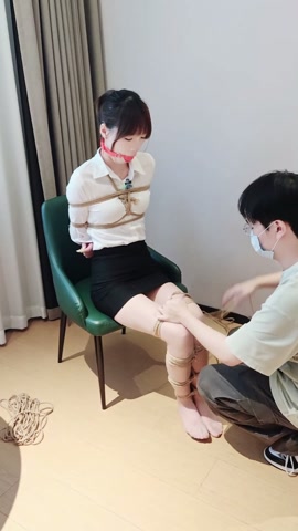 小云ol风格穿搭被绑在椅子上挣扎 摸腿 第5张