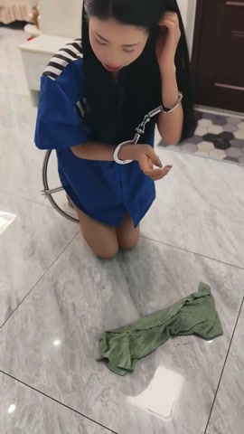 小女囚居家打扫卫生 第5张