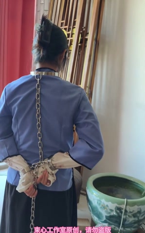 小月五四装，脖手脚连铐，喂鱼，家居简单生活剧情 第5张