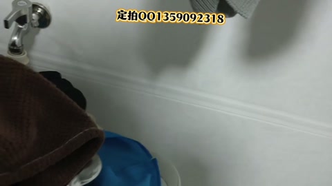 小水居家脱铐，被锁着找钥匙（下）居家，镣铐。小水居家边脱铐边做家务，被铐着的小水也不能休息，必须在脱... 第5张