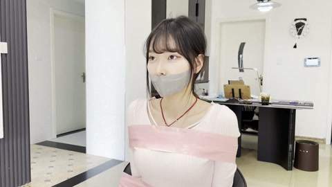 小羽日系清纯女生的胶带捆绑 第5张