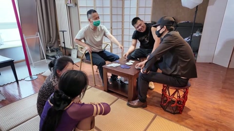 打牌 模特灿灿，陈依依，捆绑状态之下对三位打牌者进行服务，端水果，充当凳子，当然还免不了参与牌局胜负... 第5张