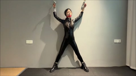 报复当初陷害自己的女孩 第5张
