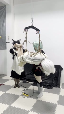 拉普兰德被高高吊起。被两位kig娃娃玩弄。放下来后被德克萨斯猛搓郊狼，只能像个败犬一样跪在地上颤抖。... 第5张