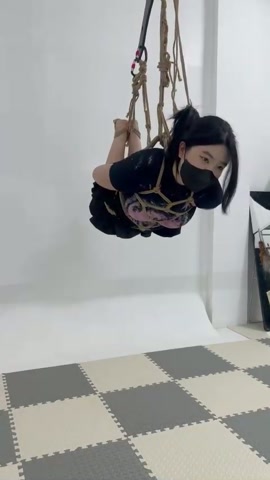 新模试镜，惨遭过夜放置，漆黑的画面中只有吊机闪着红光。而汐月在夜视监控下默默注视着她。第二天才被从屋... 第5张