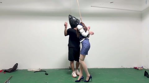 暴力虐打空姐-勒颈z息-踢踹鞭打 第5张