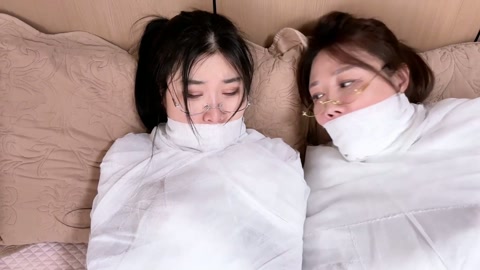 木乃伊母女01女儿回家发现衣柜传出呜呜声 居然是被变成木乃伊的美女 李然 吴晗 表演超棒的模特 洁白... 第5张