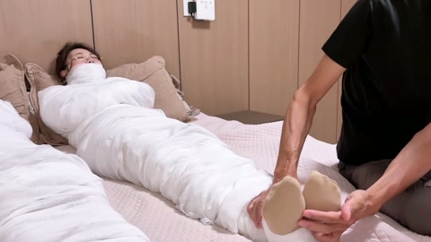 木乃伊母女02母亲和女儿被变成全包木乃伊 母女们拼命蠕动逃跑 丝袜被包裹在一起 肆意挠痒 2个美女被... 第5张