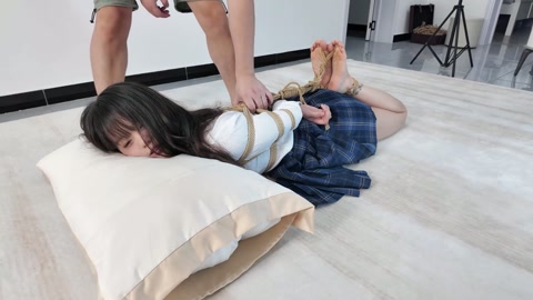 模特鱼丸jk捆绑 可爱大学生鱼丸被驷马捆绑放置，连脚趾都没放过，带上口球挣扎，无助的留下口水，换上渔... 第5张