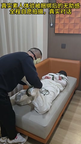 沙发上极限驷马放置，蒙眼堵嘴，挑逗她，她不让碰，然后就挣扎着从沙发摔了下来...素人被绑真实反应 第5张