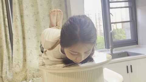 眼镜妹驷马放置  题材仍然是驷马，无剧情，主要是裸足驷马，绑的依然相当极限一些，然后脚上不断加绳，脚... 第5张