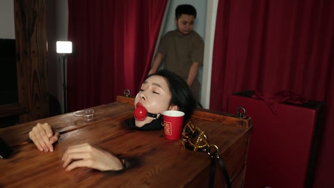 美女的嘴巴 “捕获一美女，关进木箱枷住脖子，露出头部，然后上道具 观赏。主要用了三种嘴巴刑具，强制喂... 第5张