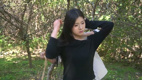 荒林困劫 小美女走在丛林被持枪劫持拷在小树上堵嘴勒 第5张