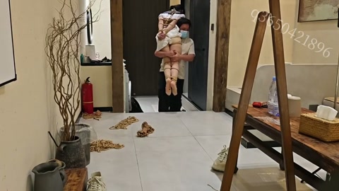 被发现自己在楼道玩自缚的女孩然后带回酒店调教 第5张