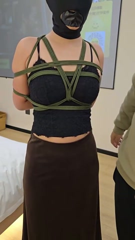 超长绳子严密束缚，驷马绑好以后强行震动，扒衣羞辱，玩弄大胸 第5张