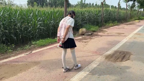18岁JK白丝脚镣女高的户外两公里镣铐徒步 第5张