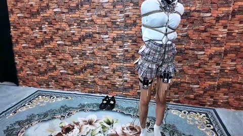 JK少女误入歹徒的住处,被吊起来电击ZX玩弄晕死过去 第5张