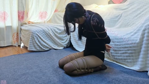 【念念】肯豆风念念第四弹(黑色) 露脸 分腿紧缚+5.5大口球 失控模式和自动挠痒的双重折磨！ 第6张