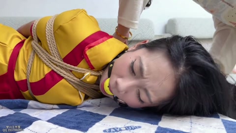 【破产姐妹】挣得多的冰柠造姐妹惦记报复 桌上驷马口球鼻钩 口水直流 第6张