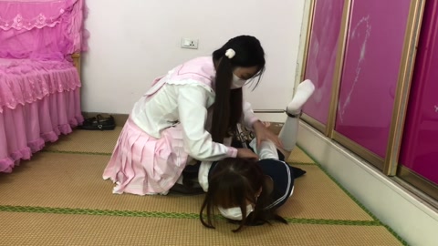 两个女孩 玩自铐 一个驷马铐一个驷马架 铐上发现钥匙在床上 第6张