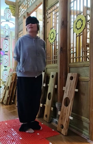 两个女生QQ铐任务，女生带两个QQ铐蒙眼走指压板，找钥匙游戏 第6张