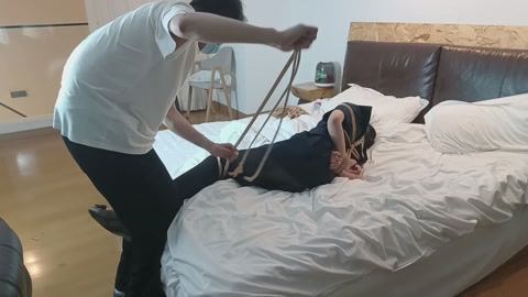 人贩王五系列（精神小妹）王五在又猫在楼道发愁没法交货，这次蹲到了一个心情相当愉快的精神小妹，于是尾随... 第6张
