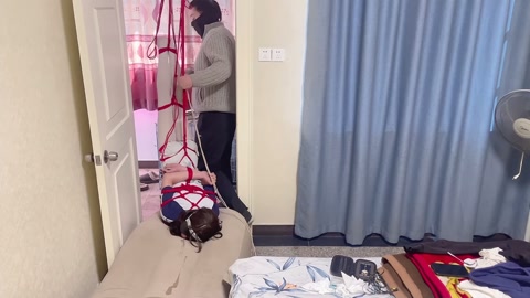 体操服白丝紧缚倒吊，蒙眼堵嘴头朝下被不断调教（上） 第6张