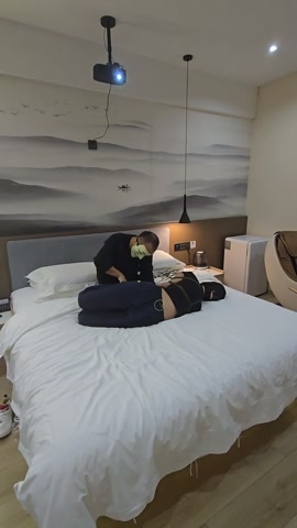 你的女朋友被蒙眼堵嘴驷马捆绑在床上，长时间放置不管，强行蒙眼堵嘴，让她自己逃脱，没想到她自己竟然解开... 第6张