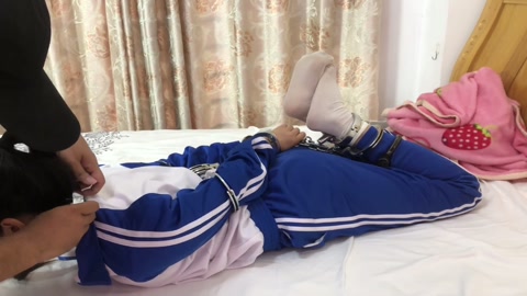 佳怡不遵守校规的惩罚 被教导主任把十几斤的十付镣铐全部铐在身上是什么感觉 第6张