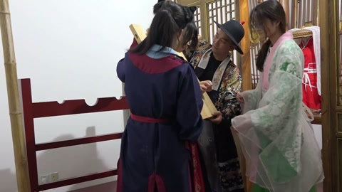 几个大学生古装断案抓捕审讯刑具，老虎凳挠痒痒，捆绑斩 第6张