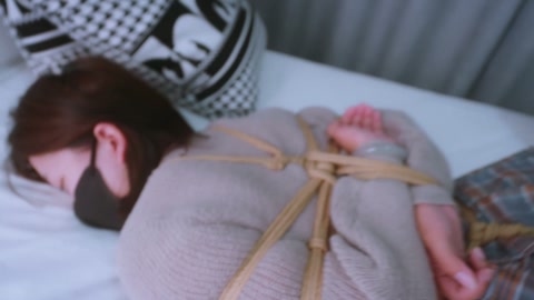女生把男友捆绑好塞进衣柜，被我趁机捂晕，醒来后女生不害怕反而很主动，那还说啥，股绳，皮鞭伺候上，居然... 第6张