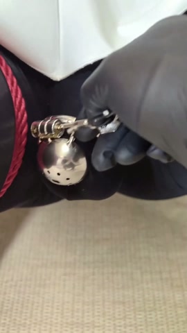 定拍瑜伽服锁加马眼棒自慰，马眼棒锁内抽查，锁里整根抽出，jj灌牛奶失禁再强制喂食 第6张