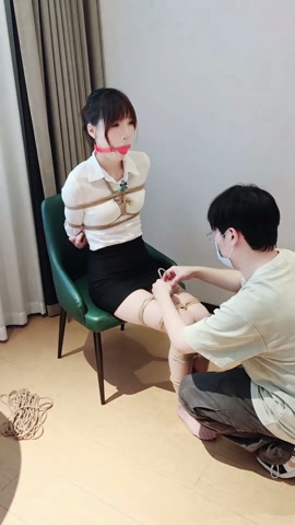 小云ol风格穿搭被绑在椅子上挣扎 摸腿 第6张