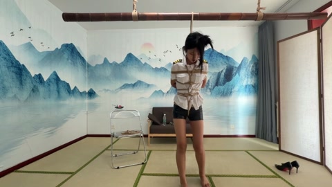 小姑娘单腿吊,驷马，大闸蟹三种不同姿势被缚同时捞脚心 第6张
