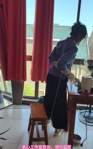 小月五四装，脖手脚连铐，喂鱼，家居简单生活剧情 第6张