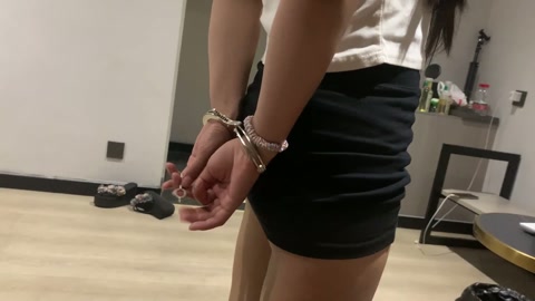小果第一次见她的主人  小果千里迢迢第一次去见她的主人，她被要求先去到酒店房间，并自己把手反铐好跪在... 第6张