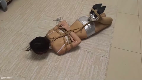 小桃为了讨回被黑心老板拖欠的工资，爬着艰难地努力争取（下篇）极限驷马Extreme Bondage 第6张
