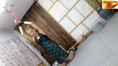 小苒的情趣旗袍+镣铐……性感股绳的扭动自我摩擦，被发现后的娇羞、镣铐束缚、不避镜头的换衣、期待下一步... 第6张