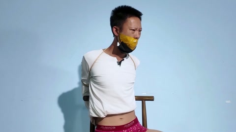 尾随劫持 越狱犯尾随男主进家用枪威胁脱光衣服捆绑椅子上丝袜胶带封嘴！老婆回来也被被逼脱衣当面给他老公... 第6张