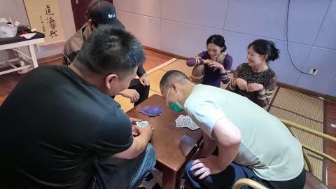 打牌 模特灿灿，陈依依，捆绑状态之下对三位打牌者进行服务，端水果，充当凳子，当然还免不了参与牌局胜负... 第6张