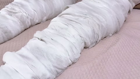 木乃伊母女01女儿回家发现衣柜传出呜呜声 居然是被变成木乃伊的美女 李然 吴晗 表演超棒的模特 洁白... 第6张